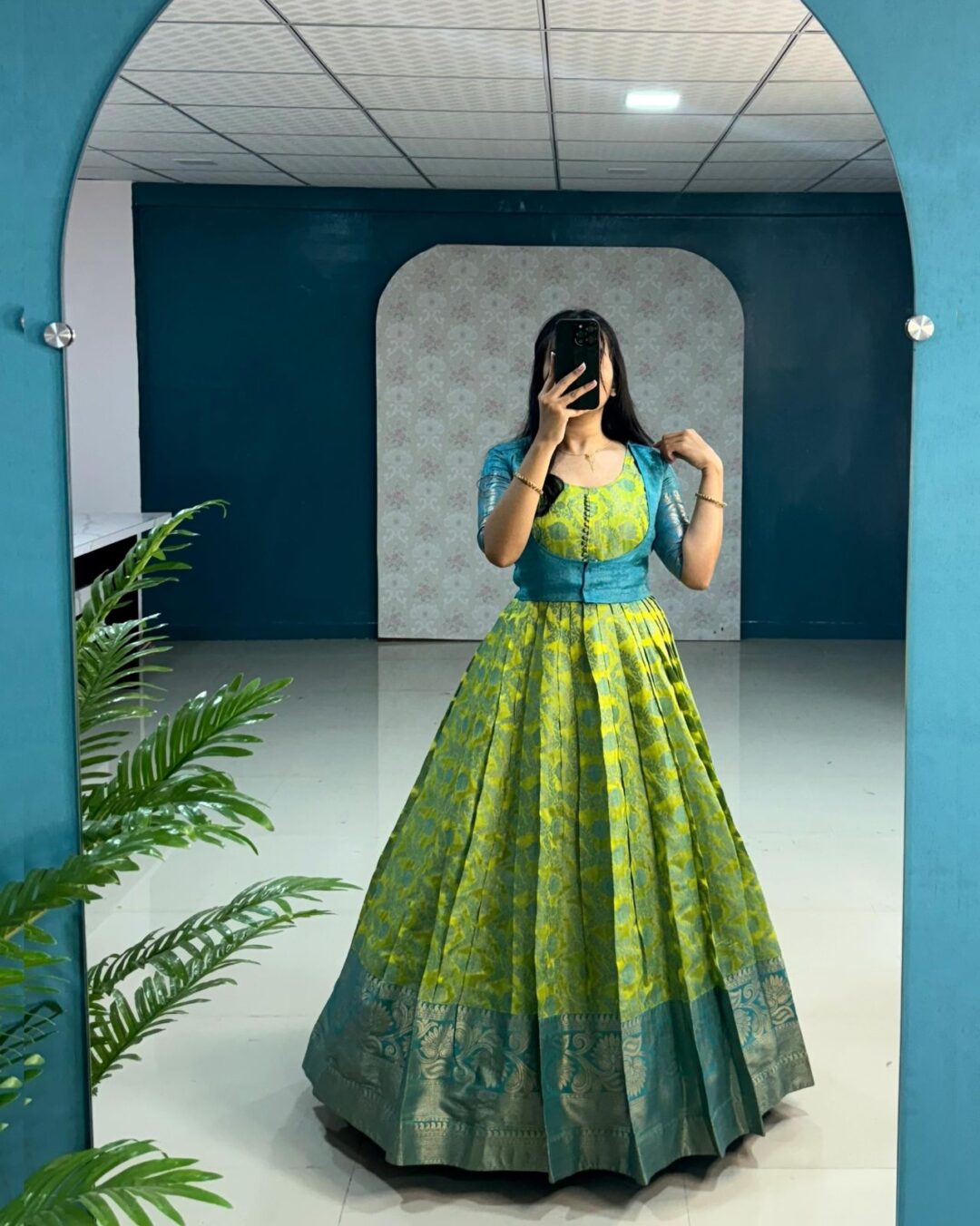KANJIVARAM SILK GOWN WITH CANVASPATTA INSIDE - Image 4